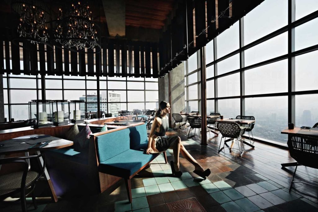 Inspirasi kantor desain interior modern dengan konsep open space dan branding korporat